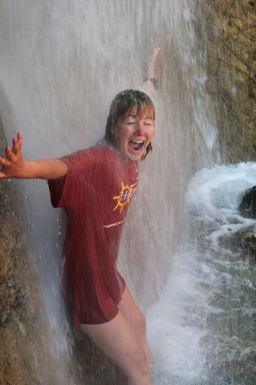 купание в водопаде
