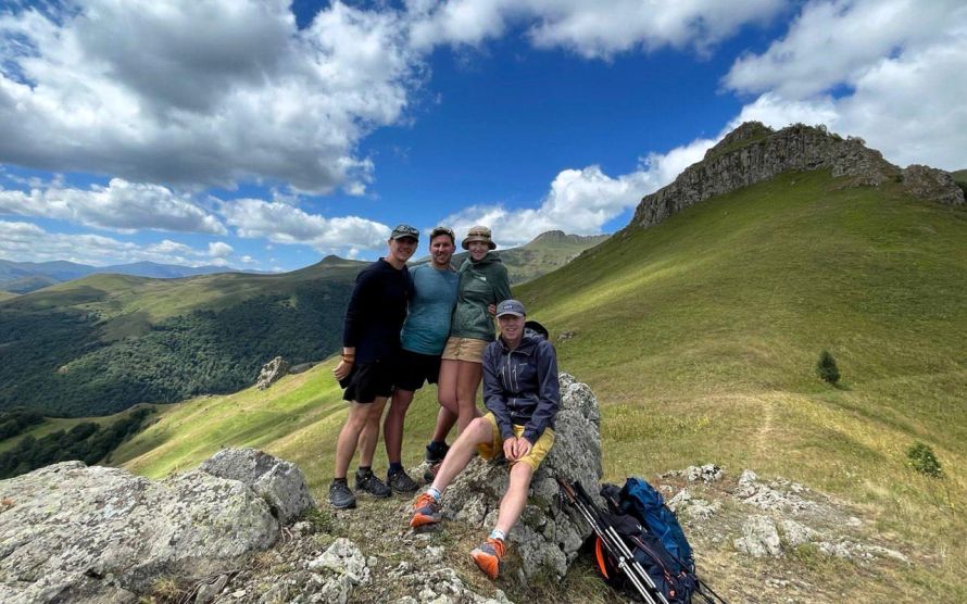 В Фаны мы приехали в конце июня и изначально хотели идти по классическому маршруту через перевал Чимтарга (4760 м). Но в это время перевал еще не открылся, на нем было еще слишком много снега и натечного льда и перейти его без кошек и веревки было нереально. Поэтому мы сходили более комфортный с точки зрения высот, но безумно красивый трек через перевалы Чикурак, Алаудин и Лаудан. Отправной и конечной точкой был альплагерь Артуч. 